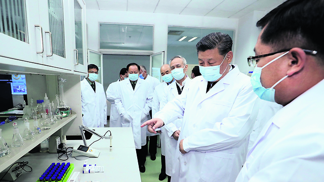 נשיא סין שי ג'ינפינג מבקר במעבדות לפיתוח חיסון קורונה (צילום: EPA)