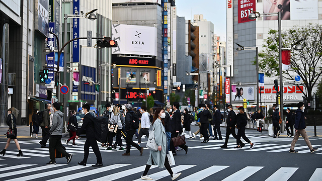 יפן מסכה טוקיו נגיף קורונה (צילום: AFP)