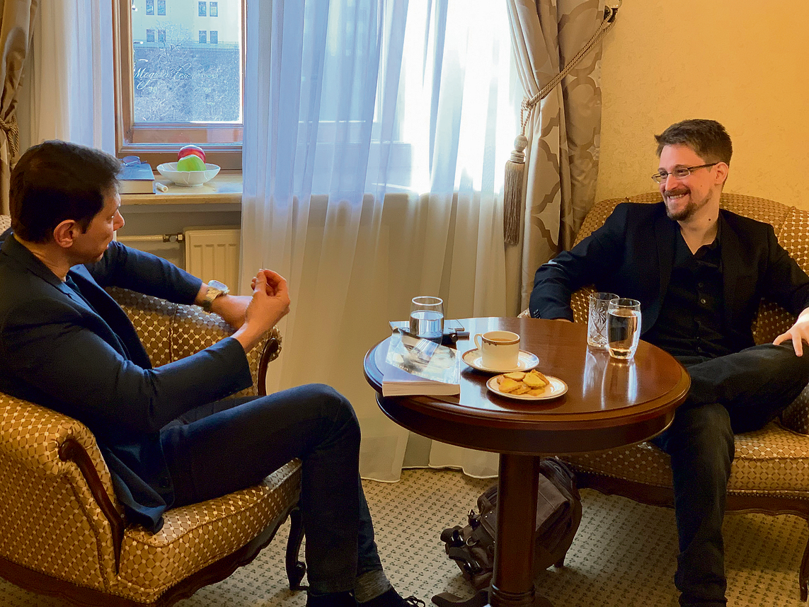 סנודן (מימין) בראיון עם רונן ברגמן. "אין מה לעשות, הטרוריסטים למדו" | צילום: יאנה סופוביץ'