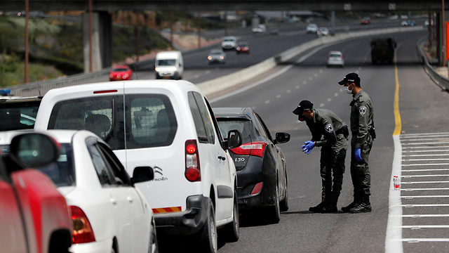 מחסום משטרתי בדרך לירושלים (צילום: רויטרס)