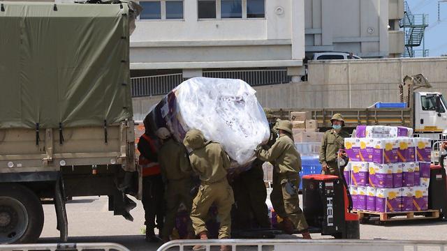 Бойцы ЦАХАЛа доставляют продуктовые наборы в Бней-Брак. Фото: Моти Кимхи