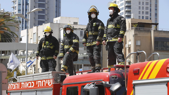 לוחמי האש מצדיעים למערך הרפואי (צילום: AFP)