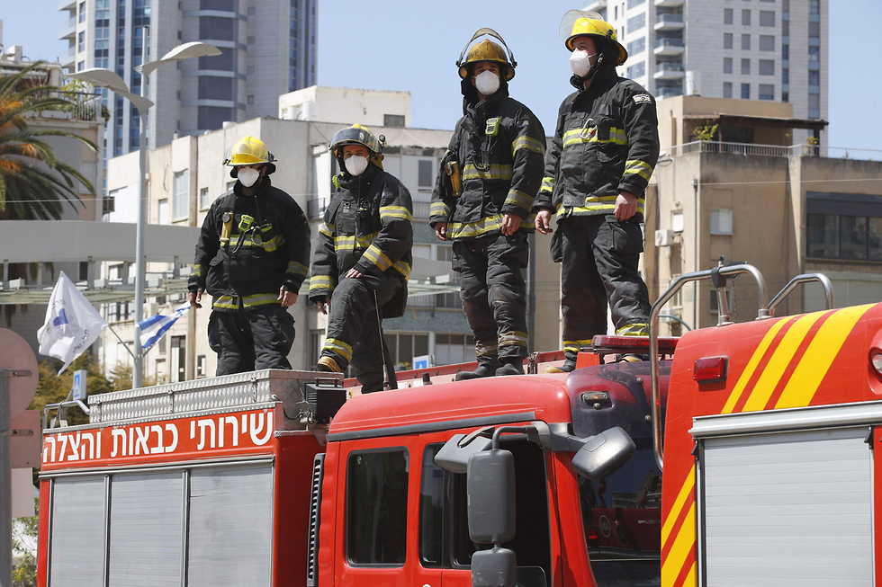 לוחמי האש מצדיעים למערך הרפואי (צילום: AFP)