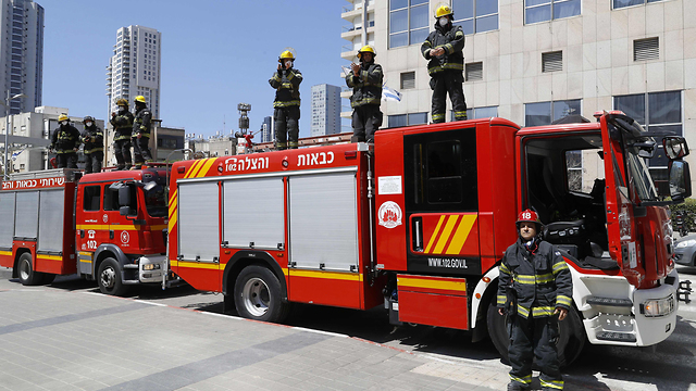Тель-Авив: пожарные благодарят медиков. Фото: AFP