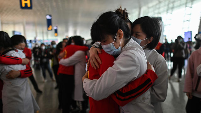 שדה תעופה צוותים רפואיים עוזבים את ווהאן אחרי הסרת ה סגר סין (צילום: AFP)