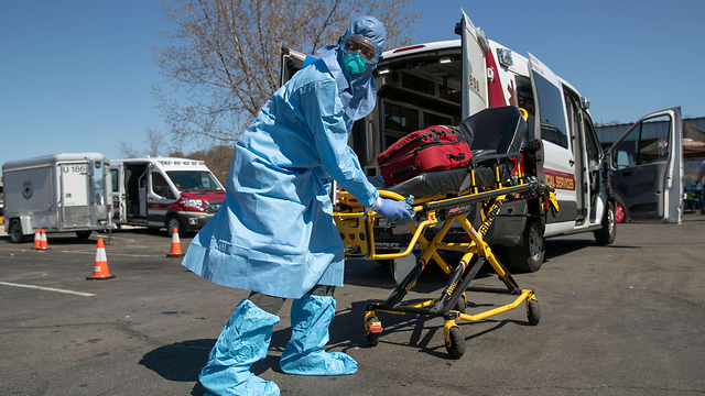 צוותי רפואה נגיף נגד קורונה  ניו יורק ארצות הברית (צילום: AFP)