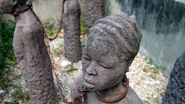 פסל לזכרם של העבדים שנשלחו מאפריקה (צילום: shutterstock)