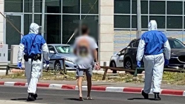 שוטרי תל אביב גילו לפני זמן קצר על הטיילת אדם שהפר בידוד (צילום: דוברות משטרת ישראל)
