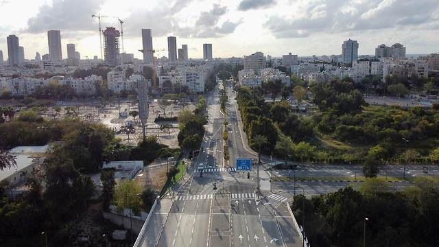 כבישים ריקים בתל אביב בצל הקורונה (צילום: AP)