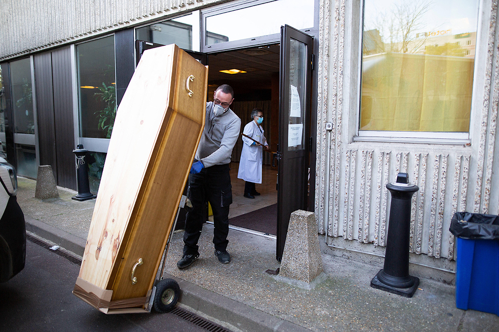ארון קבורה ש מובל ל בית חולים ב פריז צרפת נגיף קורונה (צילום: MCT)
