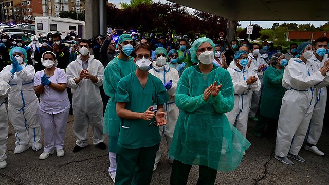 טקס הוקרה ל צוות רפואי  בספרד (צילום: AFP)