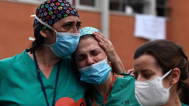 טקס הוקרה ל צוות רפואי  בספרד (צילום: AFP)