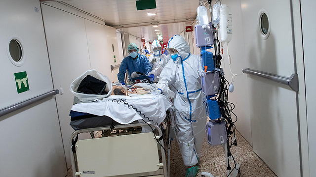 צוות רפואי ב ביתחולים ליד ברצלונה נגיף קורונה ספרד (צילום: gettyimages)