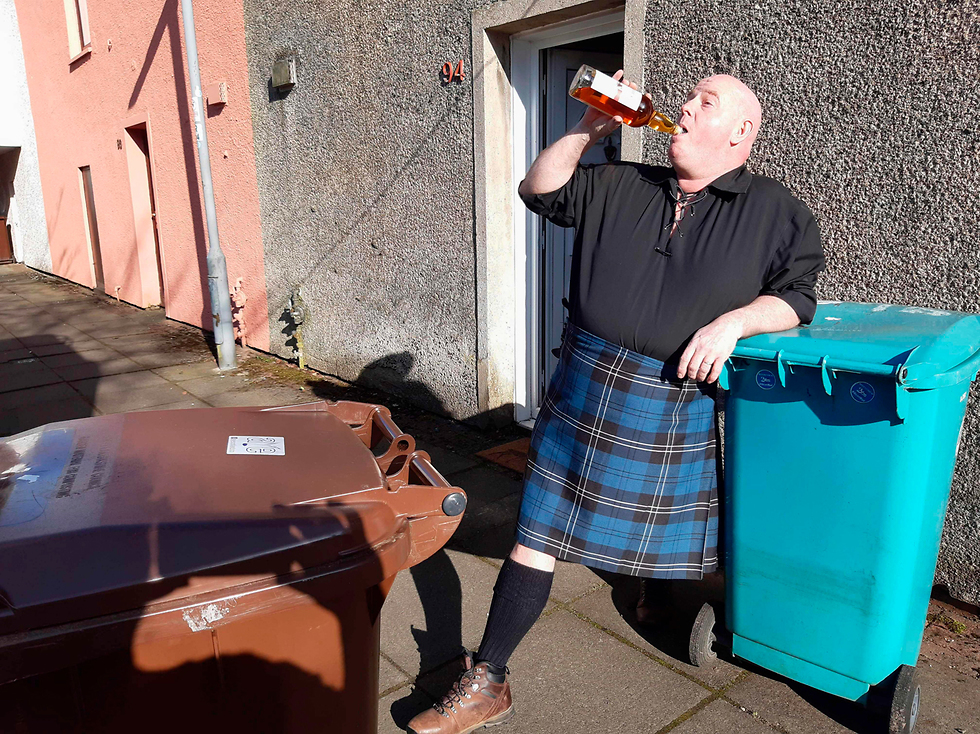 נגיף קורונה תופעה מתלבשים יפה לגרור פחי זבל סקוטלנד סטיוארט קנינגהאם (צילום: AFP, Courtesy of Stuart Cunningham)