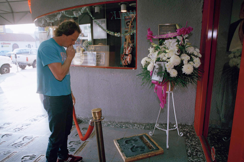פינת זיכרון לזאפה שהוקמה ברוק ווק שבהוליווד אחרי מותו. "יצא למסע ההופעות הסופי שלו" (צילום: AP)