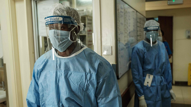 מסכה מסכות ב ניירובי קניה נגיף קורונה אפריקה (צילום: AFP)