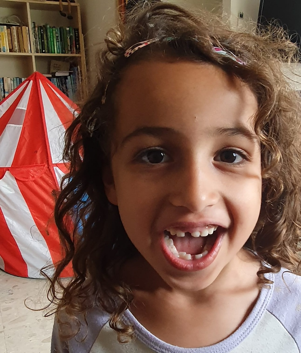 ילדה עם שיניים שנפלו (צילום: שלומית שרביט ברזילי)