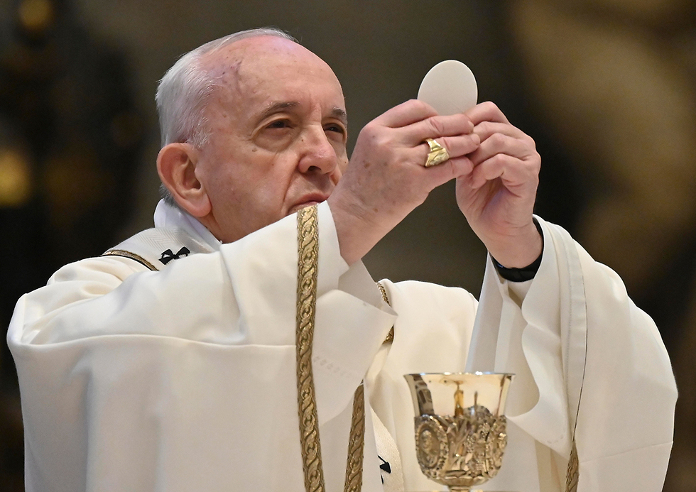 האפיפיור אפיפיור פרנסיסקוס בזיליקת פטרוס הקדוש חג הפסחא פסחא (צילום: AP)
