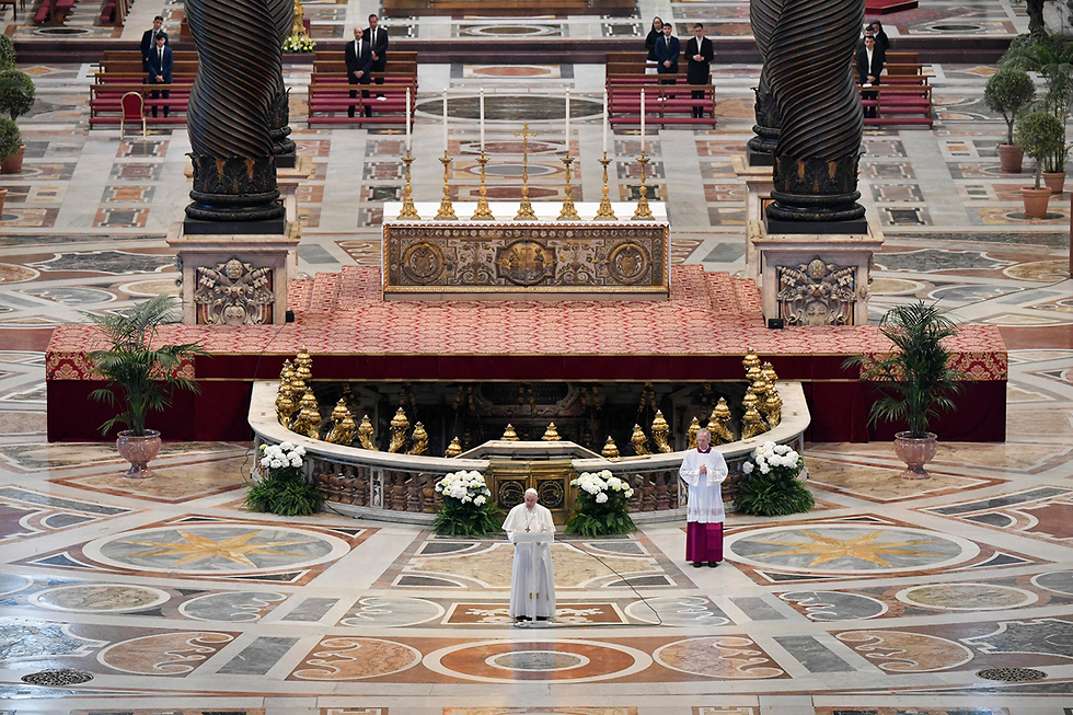 האפיפיור אפיפיור פרנסיסקוס בזיליקת פטרוס הקדוש חג הפסחא פסחא (צילום: AP)