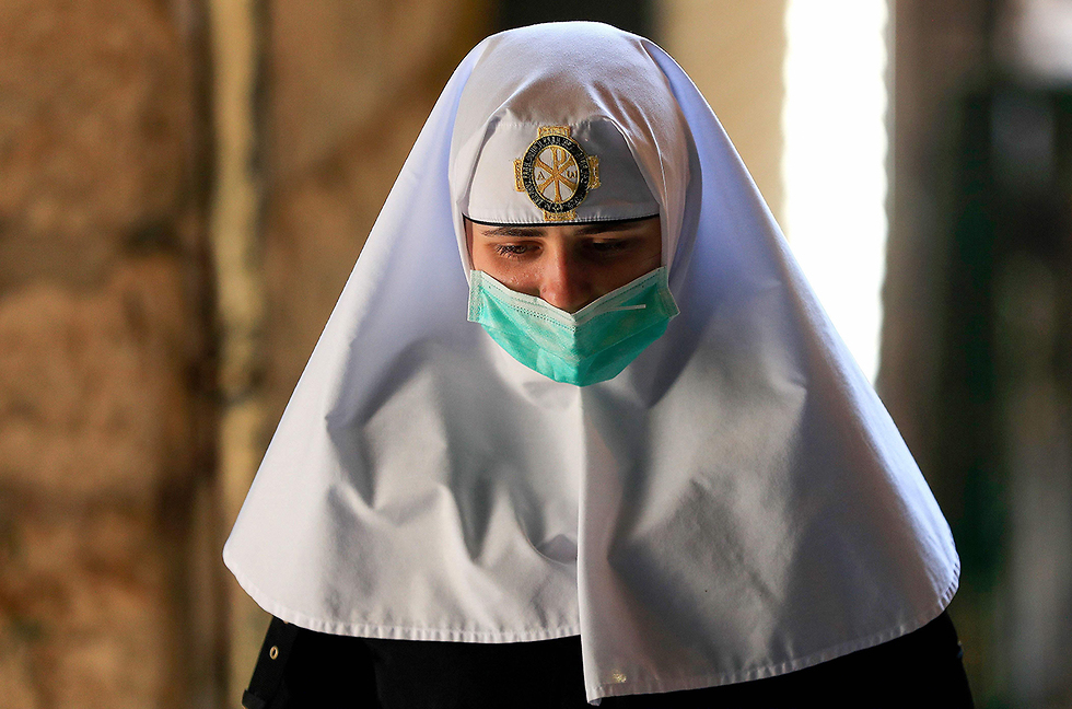 נזירה נזיר נזירים ב עיר העתיקה ב ירושלים ישראל חג הפסחא פסחא (צילום: AFP)