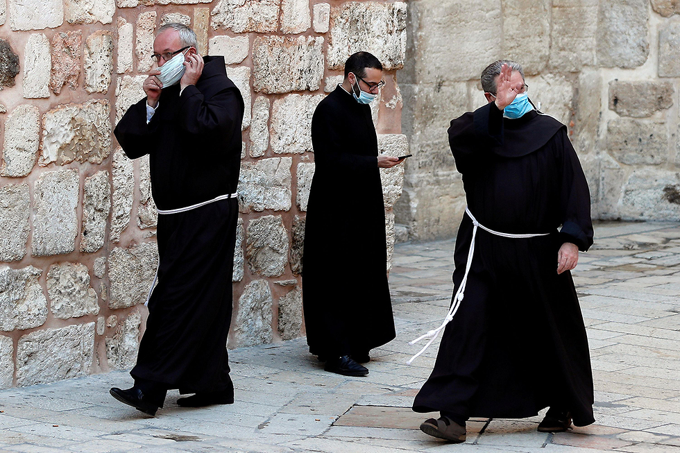 נזירה נזיר נזירים ב עיר העתיקה ב ירושלים ישראל חג הפסחא פסחא (צילום: רויטרס)