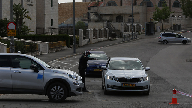 מחסומי משטרת ישראל בעקבות הסגר על שכונות בירושלים (צילום: עמית שאבי)