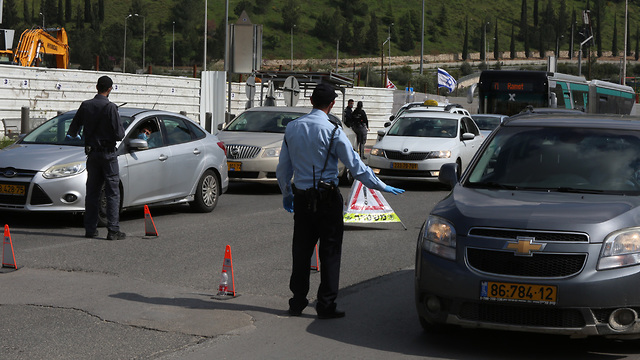 מחסומי משטרת ישראל בעקבות הסגר על שכונות בירושלים (צילום: עמית שאבי)