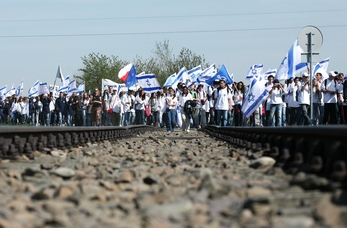 Марш жизни из Освенцима в Биркенау. Фото: praszkiewich, shutterstock