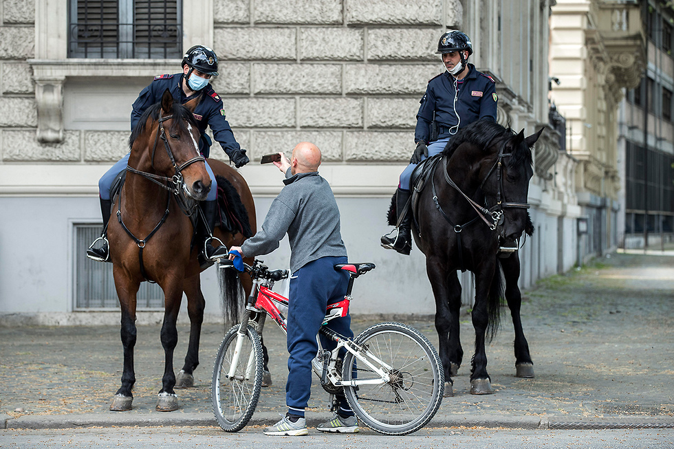 שוטרים על סוסים בודקים אזרח ב רומא איטליה (צילום: AP)