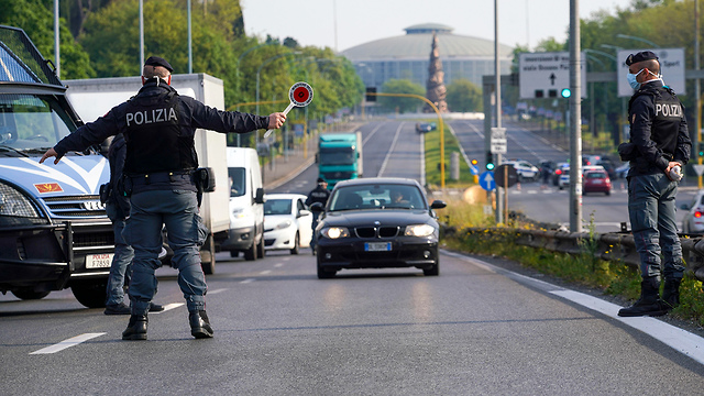 מחסום שוטרים בכביש שמוביל ל רומא איטליה נגיף קורונה (צילום: AP)