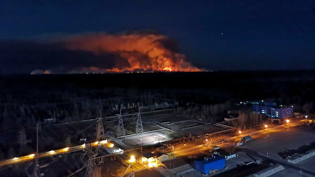 שריפה יער ליד צ'רנוביל כור גרעיני ב  אוקראינה (צילום: AP)