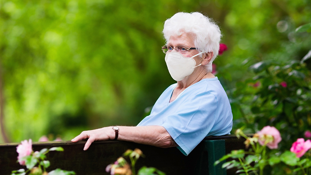 אישה מבוגרת עם מסכת מגן נגד קורונה (צילום: Shutterstock)