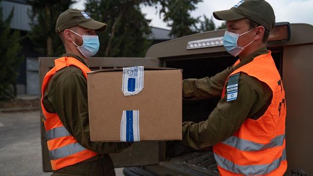 חיילים מחלקים מזון לחג שני של פסח בצל הקורונה (צילום: דובר צה