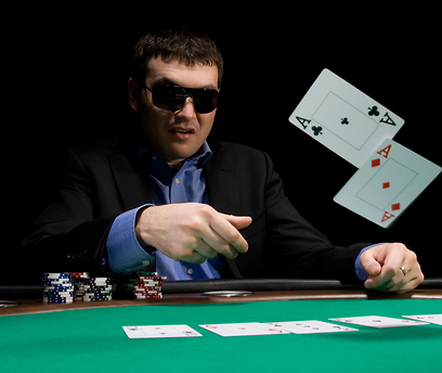 הימורים מהמר פוקר קלפים (צילום: shutterstock)