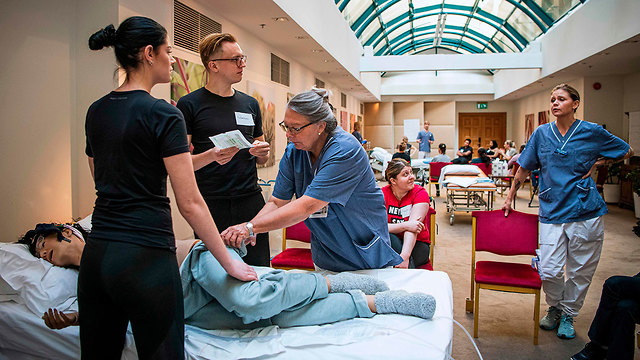 שטוקהולם שבדיה הכשרת מתנדבים לעבודה בבתי חולים נגיף קורונה (צילום: AFP)
