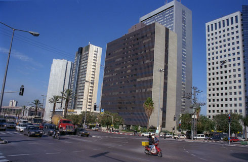 מגדלי הבורסה הפכו לאחד הסמלים של רמת גן, למגינת לבה של ת''א שאיבדה את הענף. בחזית התצלום: בית אבגד (צילום: יעקב סער, לע"מ)