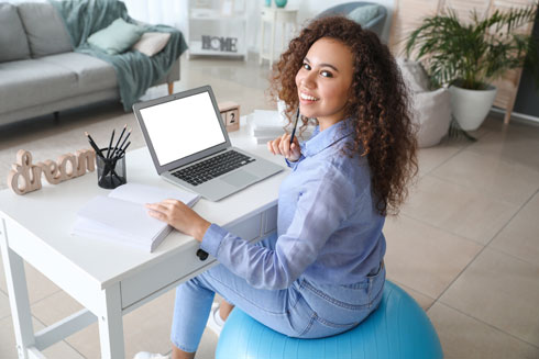 כדור פיזיו יכול להחליף מעת לעת את הכיסא ויסייע לכם בהפחתת לחץ על הגב בזמן הישיבה (צילום: Shutterstock)