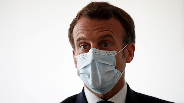 נשיא צרפת עמנואל מקרון  עם מסכת פנים (צילום: רויטרס)