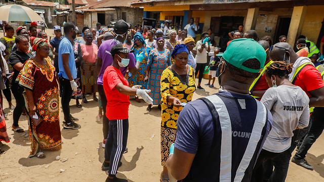 ניגריה חיטוי רחובות בדיקות קורונה (צילום: רויטרס)