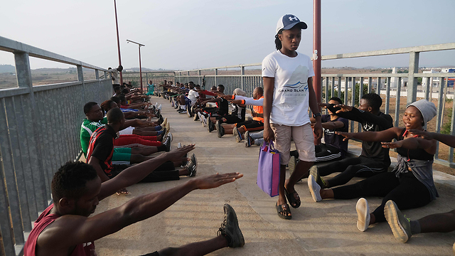 ניגריה חיטוי רחובות בדיקות קורונה (צילום: AFP)