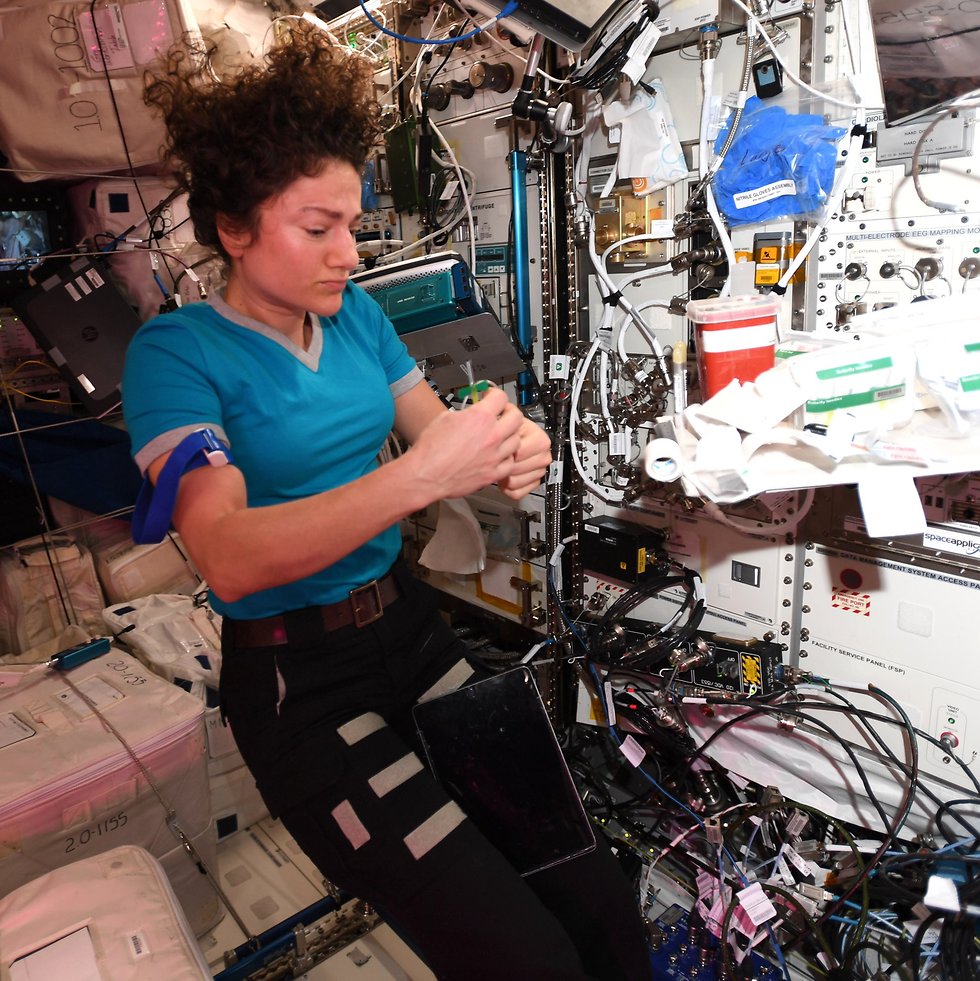 ג'סיקה מאיר במהלך עבודתה בחלל (צילום: ג'סיקה מאיר)