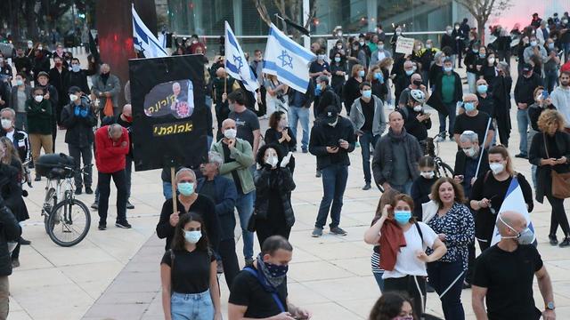 מחאת הדגלים השחורים בכיכר הבימה (צילום: מוטי קמחי)