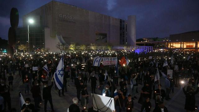 מחאת הדגלים השחורים בכיכר הבימה (צילום: מוטי קמחי)