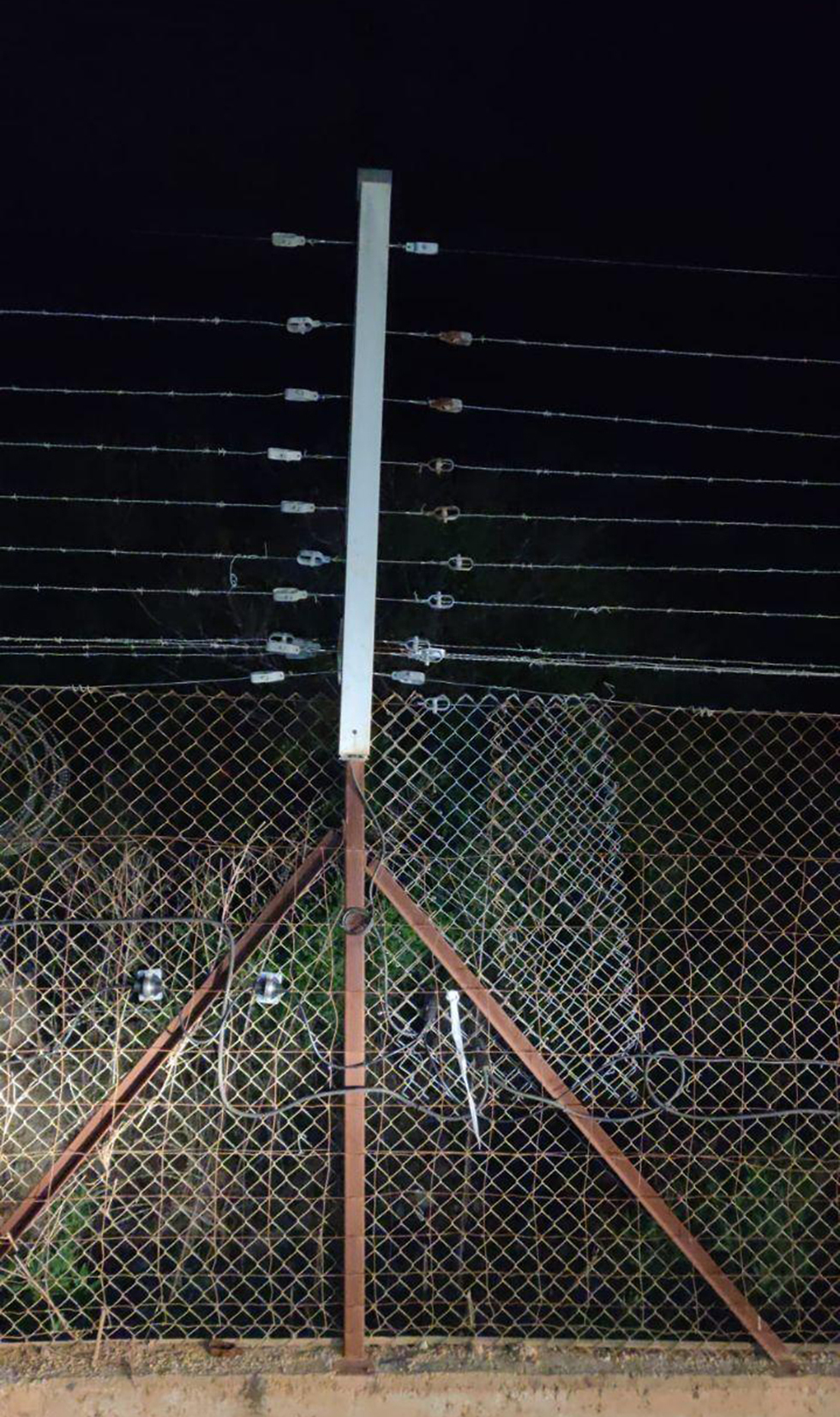 פגיעות בגדר בגבול לבנון (צילום: דובר צה