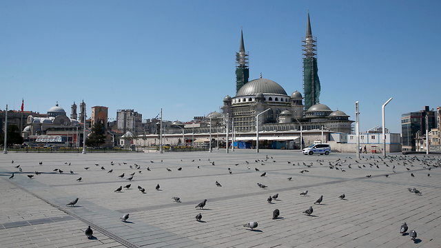 טורקיה כיכר טקסים ריקה איסטנבול נגיף קורונה (צילום: AP)
