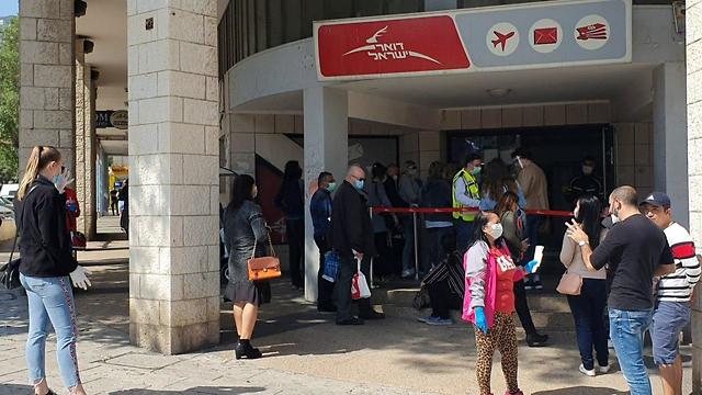 תור בכניסה לסניף דואר בחיפה (צילום: אחיה ראב
