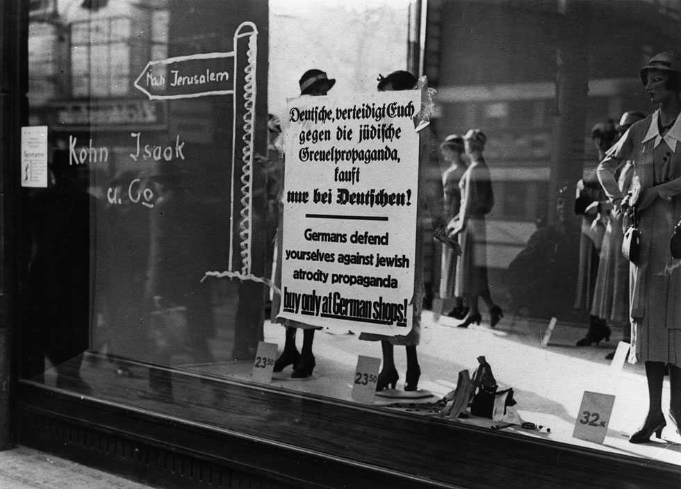 "ב-1939 כבר לא נותרו יצרני אופנה יהודים בברלין. כולם נסגרו או הולאמו על ידי גרמנים". שלט בכניסה לחנות הקורא לרכוש אופנה גרמנית בלבד ולהימנע מ"תעמולה יהודית", שנות ה-30 (צילום: archive uwe westphal@)