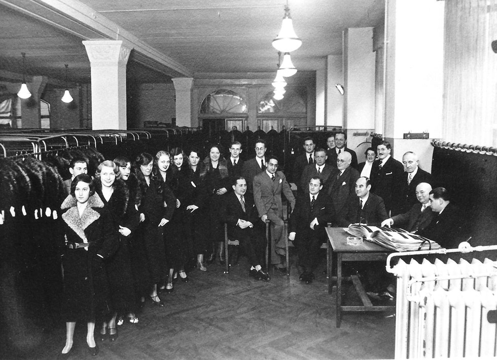 "היו 90 אלף עובדים יהודים בתעשייה שהושמדה בצורה שיטתית על ידי הנאצים". ישיבת צוות בבית האופנה לאופולד סליגמן בברלין, 1932 (צילום: archive uwe westphal@)