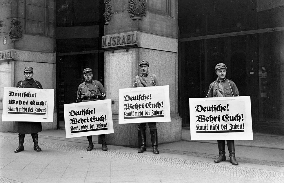 "הנאצים שנאו כל דבר שהיה אופנתי, פופולארי וכמובן, הם רצו את הנדל"ן במרכז ברלין שהיה שייך ליהודים". הפגנה נאצית בכניסה לחנויות אופנה, 1933 (צילום: archive uwe westphal@)