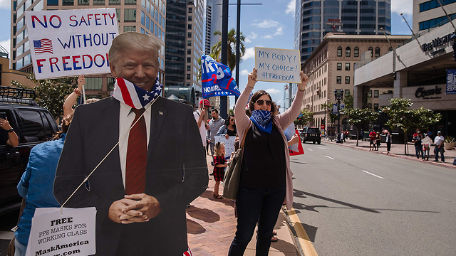 הפגנה מפגינים נגד הסגר סגר סן דייגו קליפורניה (צילום: AFP)